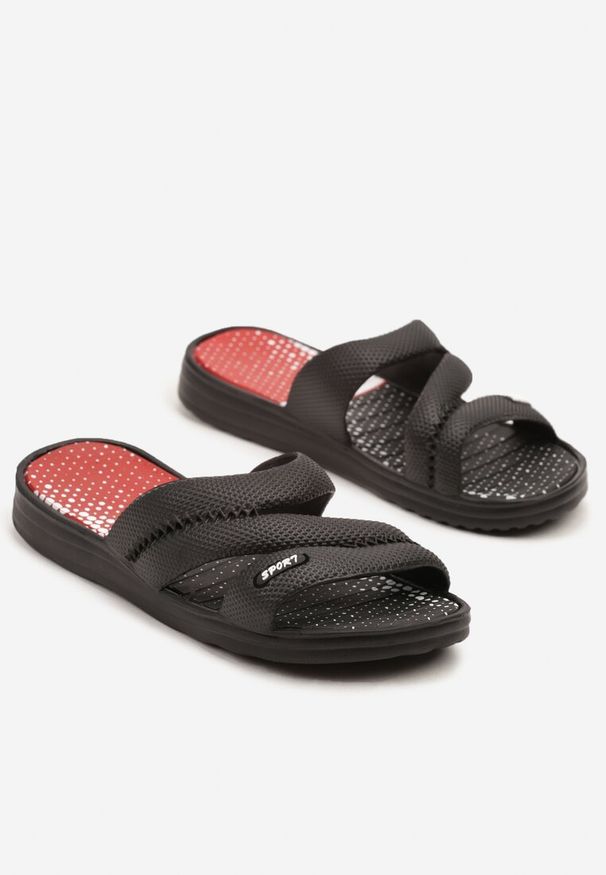 Born2be - Czarne Klapki z Tłoczeniem i Napisem Arrianne. Okazja: na co dzień, na plażę, na spacer. Kolor: czarny. Wzór: napisy. Sezon: lato. Styl: elegancki, casual