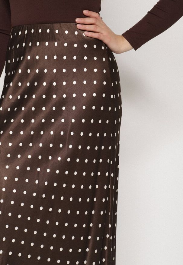 Born2be - Brązowa Wiskozowa Spódnica Satynowa w Kropki o Rozkloszowanym Kroju Fedrana. Okazja: na co dzień. Kolor: brązowy. Materiał: satyna, wiskoza. Wzór: kropki. Styl: klasyczny, casual, elegancki