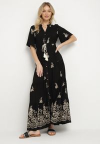 Born2be - Czarna Wiskozowa Sukienka Boho o Rozkloszowanym Kroju z Haftem i Wiązaniem Lilvanis. Okazja: na co dzień. Typ kołnierza: dekolt w serek. Kolor: czarny. Materiał: wiskoza. Długość rękawa: krótki rękaw. Wzór: haft. Styl: boho