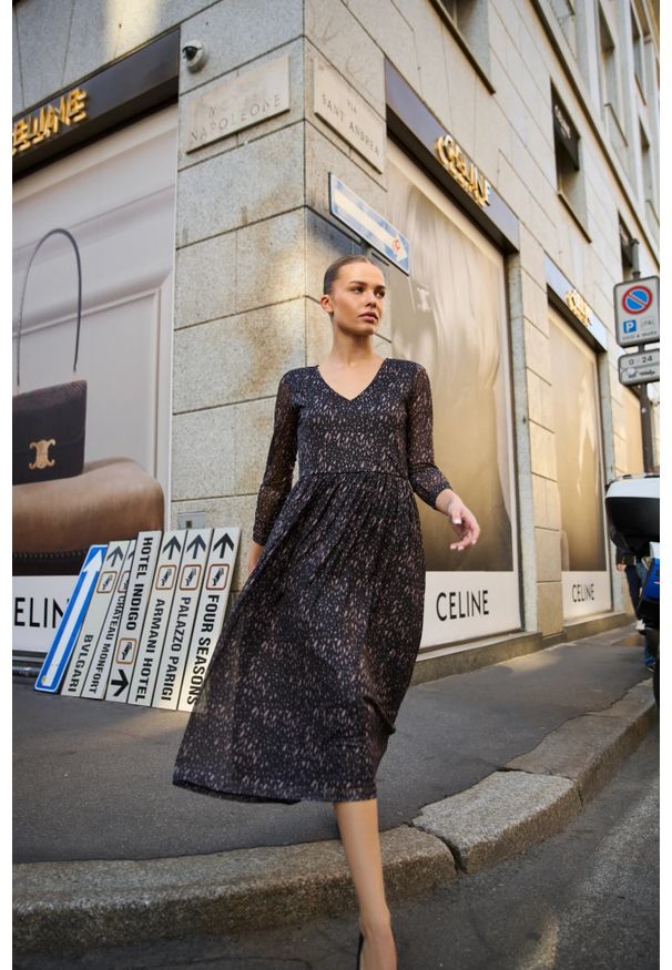 MOODO - Sukienka midi czarna. Kolor: czarny. Materiał: poliester, elastan. Długość: midi