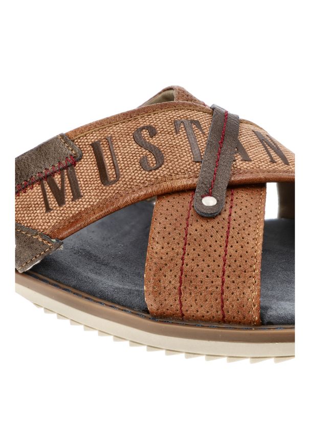 Brązowe Klapki Mustang Stylowe Obuwie Męskie. Kolor: brązowy. Materiał: skóra ekologiczna. Wzór: napisy. Sezon: lato. Styl: elegancki