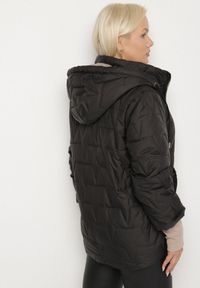 Born2be - Czarna Pikowana Kurtka o Prostym Kroju z Kapturem Tulorisa. Okazja: na co dzień, na spacer. Typ kołnierza: kaptur. Kolekcja: plus size. Kolor: czarny. Materiał: jeans. Wzór: aplikacja. Styl: klasyczny, casual, elegancki #4