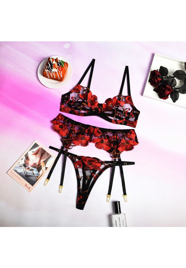 Intica - Haftowana bielizna z kompletem na specjalne okazje Simge. Kolor: wielokolorowy. Materiał: materiał. Wzór: haft