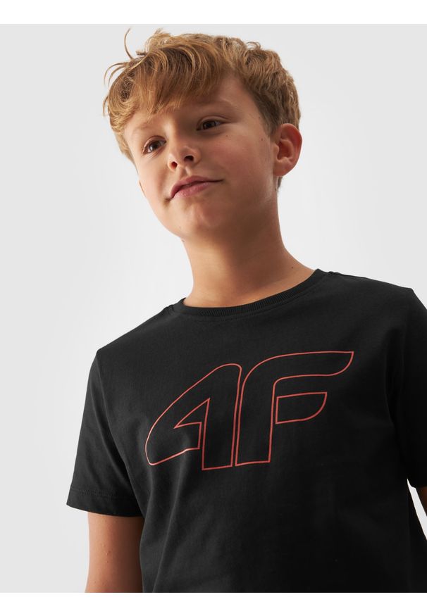 4f - 4F T-shirt z nadrukiem chłopięcy - czarny 134 (8-9 lat). Okazja: na co dzień. Kolor: czarny. Materiał: dzianina, bawełna, jersey. Długość rękawa: krótki rękaw. Długość: krótkie. Wzór: nadruk. Sezon: lato. Styl: sportowy, casual