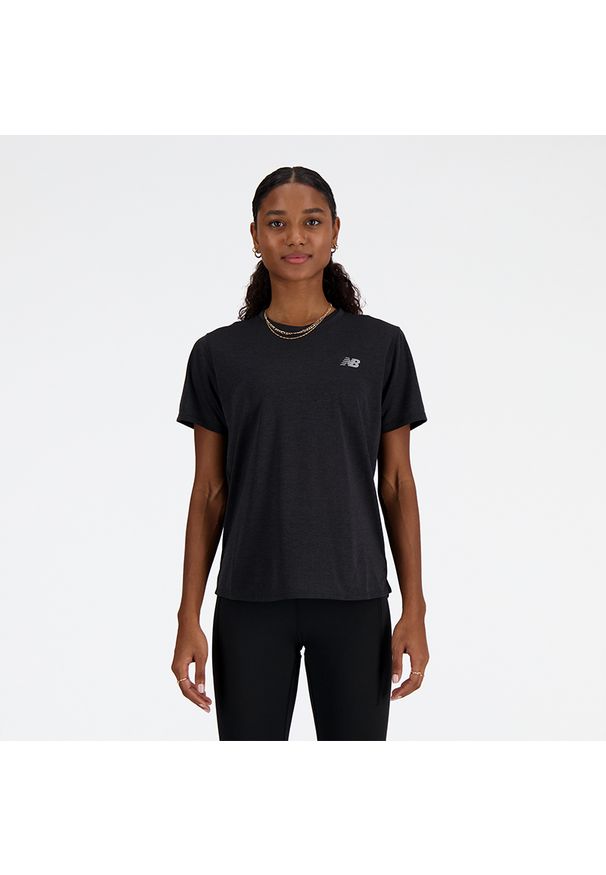 Koszulka damska New Balance WT41253BKH – czarna. Kolor: czarny. Materiał: poliester. Długość rękawa: krótki rękaw. Długość: krótkie. Sport: fitness