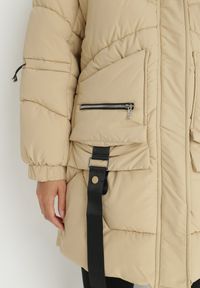 Born2be - Beżowa Kurtka Pikowana Kilha. Okazja: na co dzień. Kolor: beżowy. Materiał: wełna, guma. Długość: długie. Wzór: aplikacja. Sezon: zima. Styl: casual #9