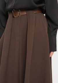 Born2be - Brązowa Rozkloszowana Spódnica z Wiskozą Zdobiona Paskiem z Klamrą Tinevia. Okazja: do pracy, na co dzień. Kolor: brązowy. Materiał: wiskoza. Wzór: aplikacja. Styl: klasyczny, casual, elegancki #7