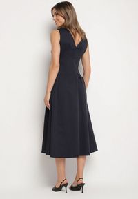 Born2be - Granatowa Sukienka o Rozkloszowanym Kroju z Dekoltem w Serek Alifia. Okazja: na co dzień, na spacer, na imprezę. Typ kołnierza: dekolt w serek. Kolor: niebieski. Długość rękawa: bez rękawów. Typ sukienki: rozkloszowane, proste. Styl: klasyczny, casual #6