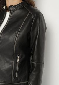 Born2be - Czarna Kurtka Ramoneska Ozdobiona Suwakami i Paskiem Idivaria. Okazja: na co dzień. Kolor: czarny. Materiał: jeans. Wzór: aplikacja. Styl: casual, rockowy, elegancki #7