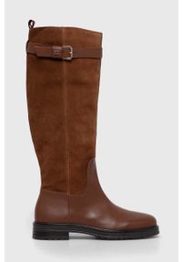 TOMMY HILFIGER - Tommy Hilfiger kozaki skórzane CASUAL ESSENTIAL BELT LONGBOOT damskie kolor brązowy na płaskim obcasie FW0FW07480. Okazja: na co dzień. Nosek buta: okrągły. Kolor: brązowy. Materiał: skóra. Szerokość cholewki: normalna. Obcas: na obcasie. Styl: casual. Wysokość obcasa: niski