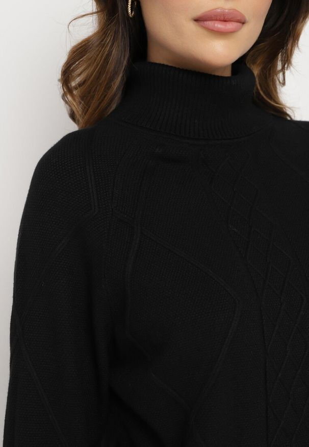 Born2be - Czarny Dzianinowy Komplet o Tłoczonym Splocie Sweter z Golfem i Dopasowana Spódnica Sinabelle. Kolor: czarny. Materiał: dzianina. Wzór: ze splotem