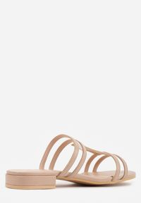 Renee - Ciemnobeżowe Klapki Ozdobione Geometrycznym Motywem Nysathei. Okazja: na co dzień. Kolor: beżowy. Wzór: geometria, aplikacja. Sezon: lato. Styl: casual #2