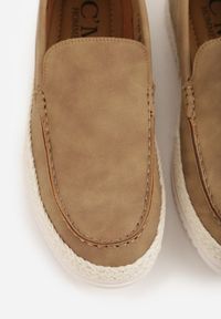 Born2be - Ciemnobeżowe Półbuty Typu Mokasyny z Plecionką Aigalira. Okazja: na co dzień. Kolor: beżowy. Materiał: jeans. Styl: klasyczny, casual, elegancki #4