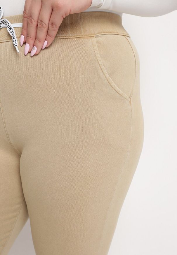 Born2be - Beżowe Spodnie z Gumką i Sznurkiem w Pasie z Prostymi Nogawkami Averlija. Okazja: na co dzień. Kolekcja: plus size. Kolor: beżowy. Materiał: dresówka. Wzór: napisy. Styl: casual
