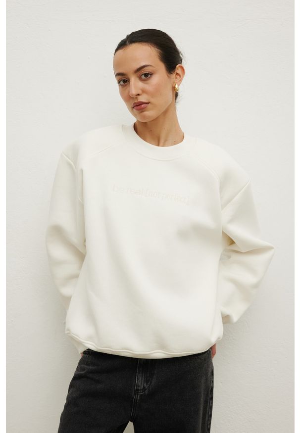 Marsala - Klasyczna bluza z HAFTEM w kolorze CREAM- NOEL. Materiał: poliester, bawełna, dresówka, dzianina. Wzór: haft. Styl: klasyczny