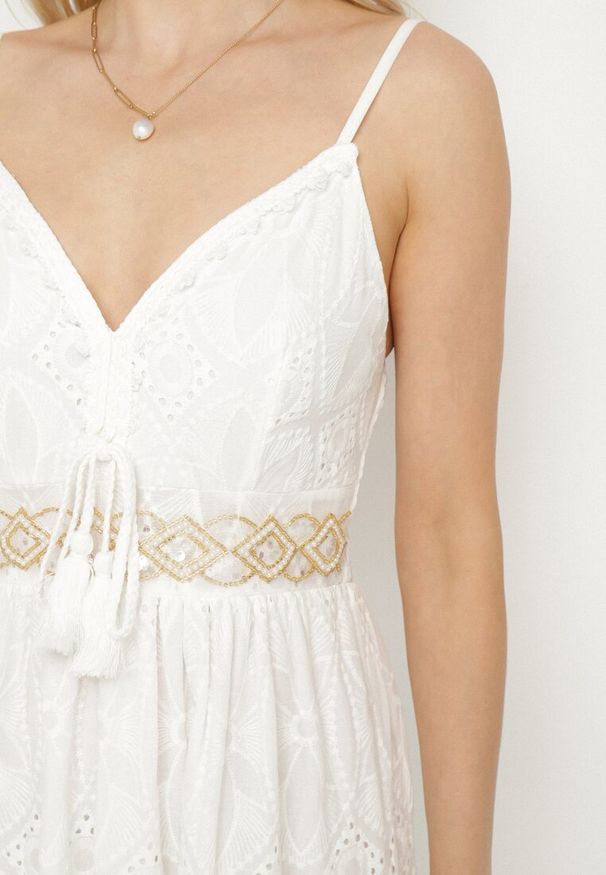 Born2be - Biała Bawełniana Sukienka na Ramiączkach Zdobiona Haftem Polaviel. Okazja: na co dzień. Typ kołnierza: dekolt w kształcie V. Kolor: biały. Materiał: bawełna. Długość rękawa: na ramiączkach. Wzór: aplikacja, haft. Styl: casual, elegancki, boho