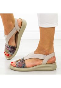 Szare płaskie sandały damskie M.Daszyński 24142-11. Okazja: na co dzień. Kolor: szary. Materiał: skóra. Sezon: wiosna, lato. Styl: klasyczny, casual, elegancki
