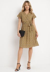 Born2be - Żółta Sukienka z Wiskozy z Kopertowym Dekoltem i Gumką w Talii Moanalise. Kolor: żółty. Materiał: wiskoza. Sezon: lato. Typ sukienki: kopertowe #6