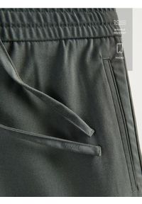 Reserved - Spodnie joggery - ciemnozielony. Kolor: zielony. Materiał: wiskoza, tkanina