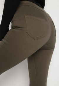 Born2be - Ciemnozielone Spodnie Skinny Biscova. Kolor: beżowy. Styl: elegancki #4