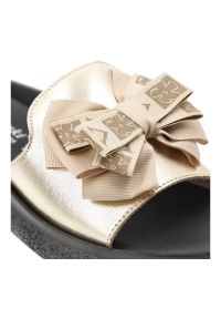 Klapki damskie S.Barski, cholewka ze skóry naturalnej licowej wsuwany fason szeroki pasek z przodu ozdobna kokarda, złote, KV61-6061. Kolor: złoty. Materiał: skóra #5