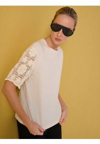 Sinsay - Bluzka z dekoracyjnym krótkim rękawem crochet - kremowy. Kolor: kremowy. Długość rękawa: krótki rękaw. Długość: krótkie #1