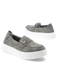 Półbuty damskie Vinceza, cholewka ze skóry naturalnej zamszowej wsuwany fason z ozdobnym elementem, szare, 93218. Okazja: do pracy, na co dzień. Kolor: szary. Materiał: skóra, zamsz. Szerokość cholewki: normalna. Wzór: aplikacja. Styl: elegancki, klasyczny, casual #3