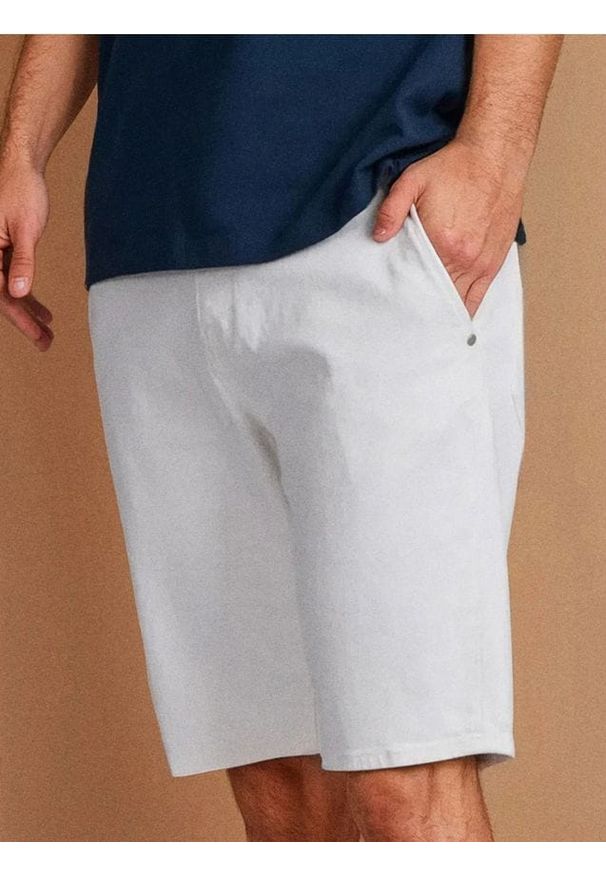 Sinsay - Elastyczne szorty jeansowe wiązane w talii - kremowy. Kolor: kremowy. Materiał: jeans