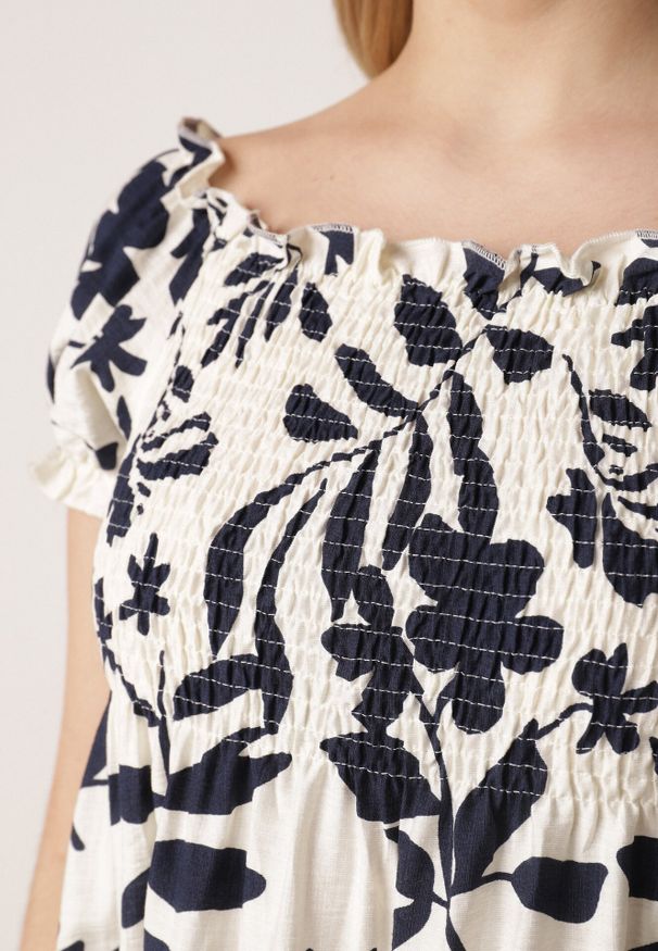 Born2be - Niebieska Wiskozowa Sukienka Hiszpanka w Kwiatowy Wzór Berinira. Okazja: na co dzień. Typ kołnierza: dekolt hiszpanka. Kolor: niebieski. Materiał: wiskoza. Wzór: kwiaty. Sezon: lato. Typ sukienki: z odkrytymi ramionami, proste. Styl: casual, elegancki