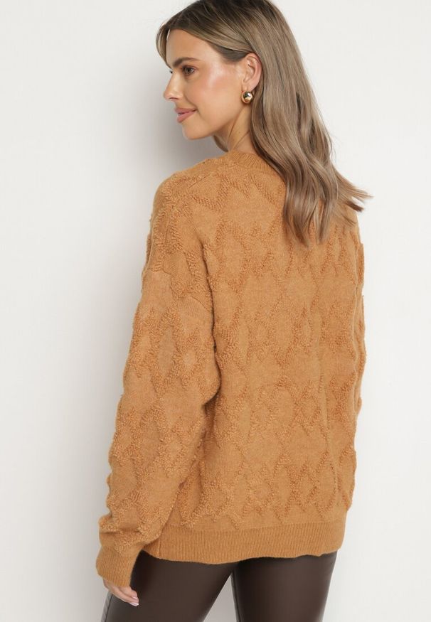 Born2be - Brązowy Sweter o Luźnym Kroju i Wzorzystym Splocie ze Ściągaczami Elondrae. Okazja: na co dzień. Kolor: brązowy. Materiał: bawełna, jeans. Długość rękawa: długi rękaw. Długość: długie. Wzór: ze splotem. Styl: elegancki, casual