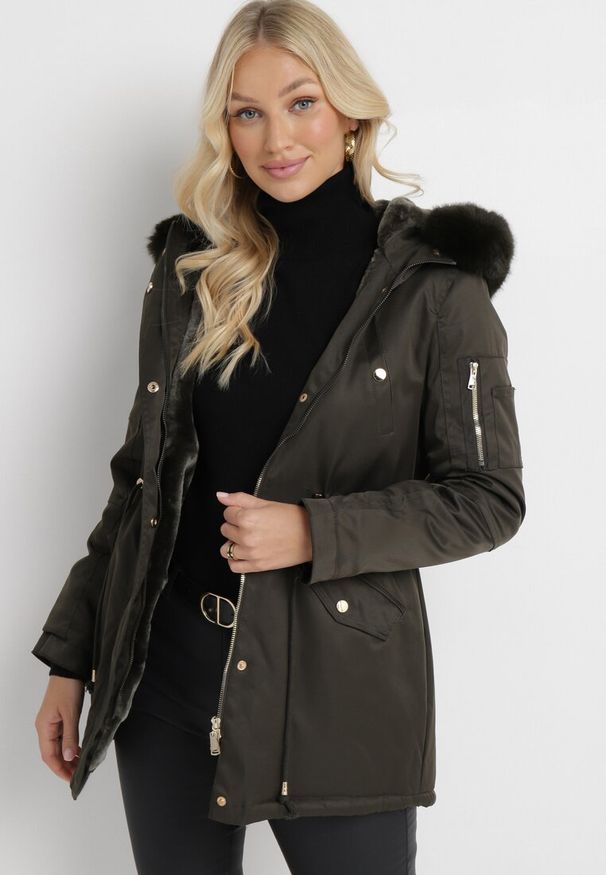 Born2be - Ciemnozielona Kurtka Parka ze Ściągaczem i Kapturem z Futerkiem Kathateia. Okazja: na co dzień. Kolor: zielony. Materiał: futro. Długość rękawa: długi rękaw. Długość: długie. Styl: klasyczny, casual, elegancki