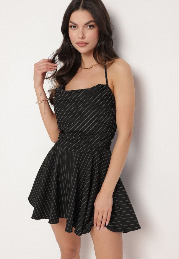 Born2be - Czarna Sukienka Vices w Paski z Kwadratowym Dekoltem Fenarose. Okazja: na co dzień. Typ kołnierza: dekolt kwadratowy. Kolor: czarny. Wzór: paski. Typ sukienki: sportowe. Styl: casual, elegancki, sportowy