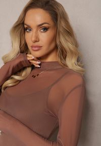 Renee - Jasnobrązowa Prześwitująca Sukienka Dzianinowa Midi z Halką Bavina. Kolor: brązowy. Materiał: dzianina. Długość rękawa: na ramiączkach. Długość: midi