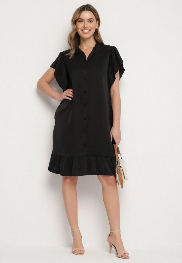 Born2be - Czarna Sukienka Koszulowa z Guzikami i Falbankami Tenalena. Okazja: na co dzień. Typ kołnierza: kołnierz z falbankami. Kolor: czarny. Typ sukienki: koszulowe. Styl: casual, elegancki, sportowy