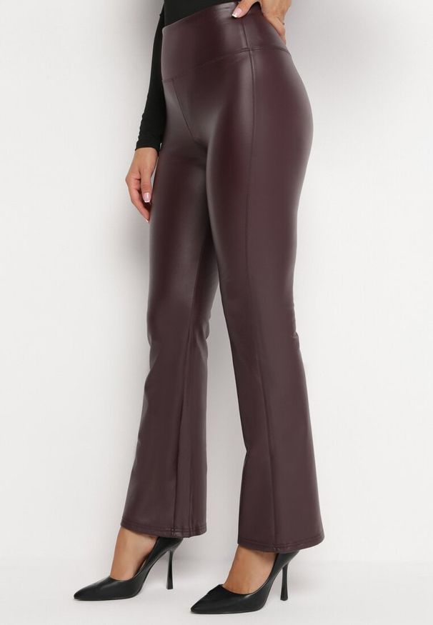 Born2be - Bordowe Spodnie Dzwony z Gumką w Pasie z Ekoskóry Arkani. Kolor: czerwony. Sezon: lato