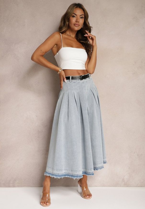 Renee - Jasnoniebieska Rozkloszowana Spódnica Jeansowa z Paskiem z Klamrą Varnie. Okazja: na uczelnię. Kolor: niebieski. Materiał: jeans
