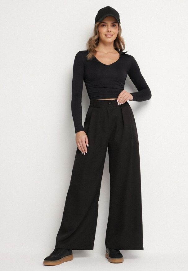 Born2be - Czarne Spodnie Garniturowe o Szerokim Kroju z Zakładkami i Wysokim Stanem Ulianeria. Okazja: na co dzień, do pracy, na spotkanie biznesowe. Stan: podwyższony. Kolor: czarny. Styl: klasyczny, casual, biznesowy