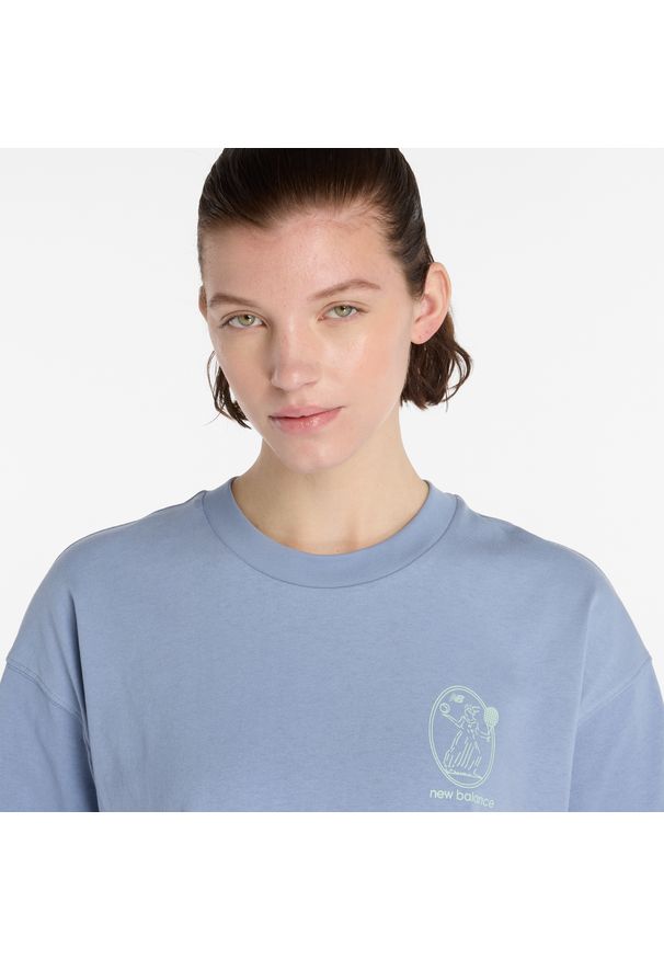 Koszulka damska New Balance WT51940DUS – niebieska. Kolor: niebieski. Materiał: bawełna, materiał. Wzór: napisy