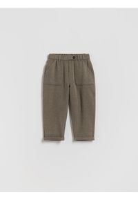 Reserved - Tkaninowe spodnie - ciemnobrązowy. Kolor: brązowy. Materiał: tkanina #1