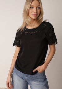 Born2be - Czarna Bluzka Ozdobiona Ażurowymi Rękawkami Kelnila. Okazja: do pracy, na co dzień. Kolor: czarny. Materiał: jeans. Długość rękawa: krótki rękaw. Długość: długie. Wzór: aplikacja, ażurowy. Styl: elegancki, klasyczny, casual #1
