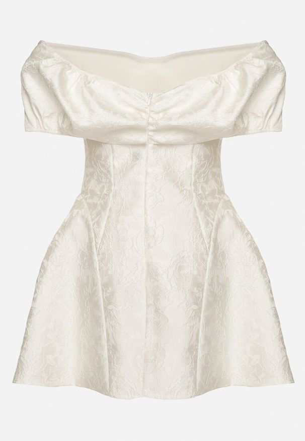 Born2be - Biała Haftowana Sukienka Vices Hiszpanka Ozdobiona Kokardą Fenanisse. Okazja: na co dzień, na imprezę. Typ kołnierza: kokarda, dekolt hiszpanka. Kolor: biały. Materiał: jeans. Wzór: aplikacja, haft. Styl: casual