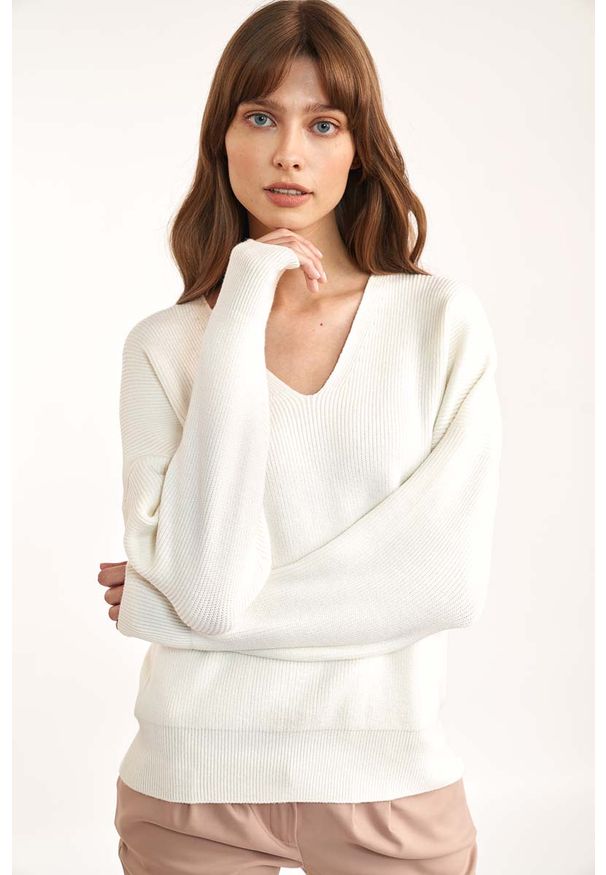 Nife - Luźny Sweter z Dekoltem V - Ecru. Materiał: wiskoza, akryl