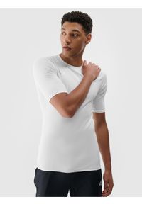 4f - 4F Koszulka treningowa szybkoschnąca męska - biała L. Kolor: biały. Materiał: syntetyk, włókno, dzianina, materiał, elastan. Długość rękawa: krótki rękaw. Długość: krótkie. Wzór: jednolity, gładki, ze splotem. Sport: fitness #1