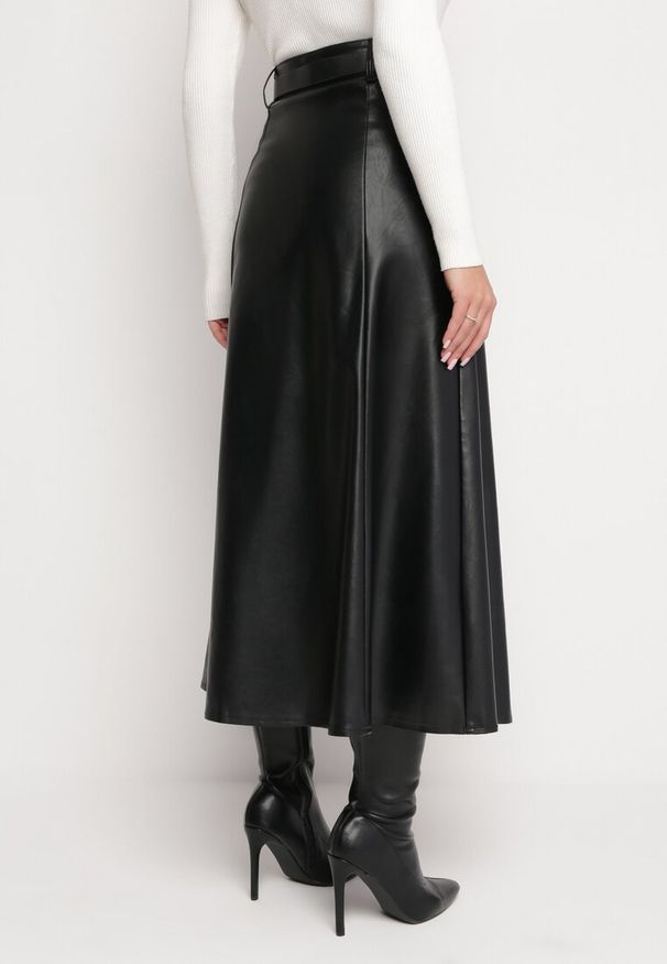 Born2be - Czarna Trapezowa Spódnica Midi z Ekoskóry na Guziki i Paskiem Stardia. Okazja: na co dzień. Kolor: czarny. Wzór: aplikacja. Styl: elegancki, klasyczny, casual