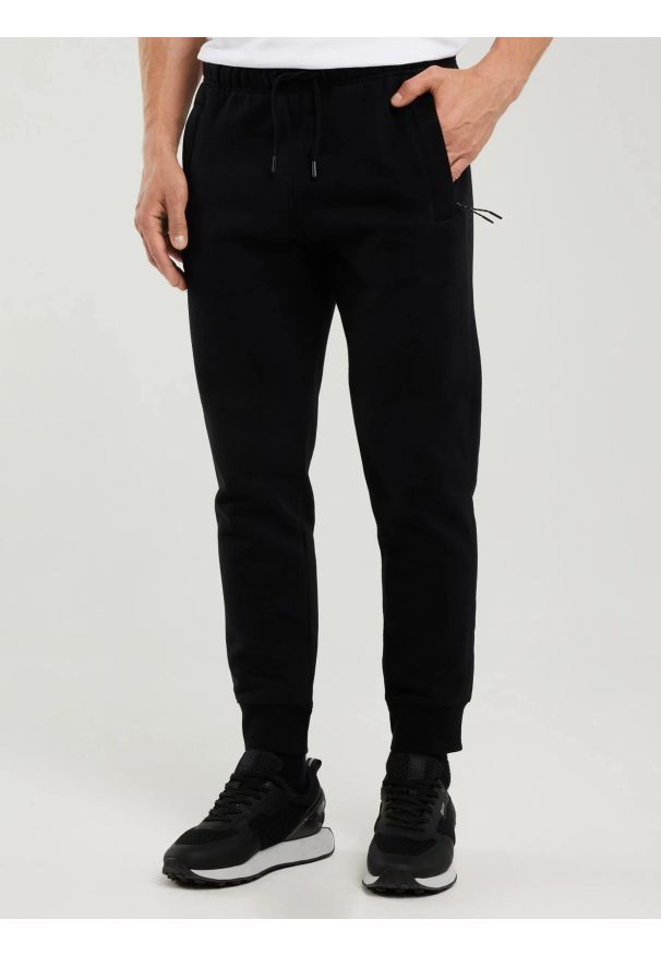 Big-Star - Spodnie męskie dresowe czarne Kersyn 906/ Ajron 906. Kolor: czarny. Materiał: dresówka. Wzór: aplikacja
