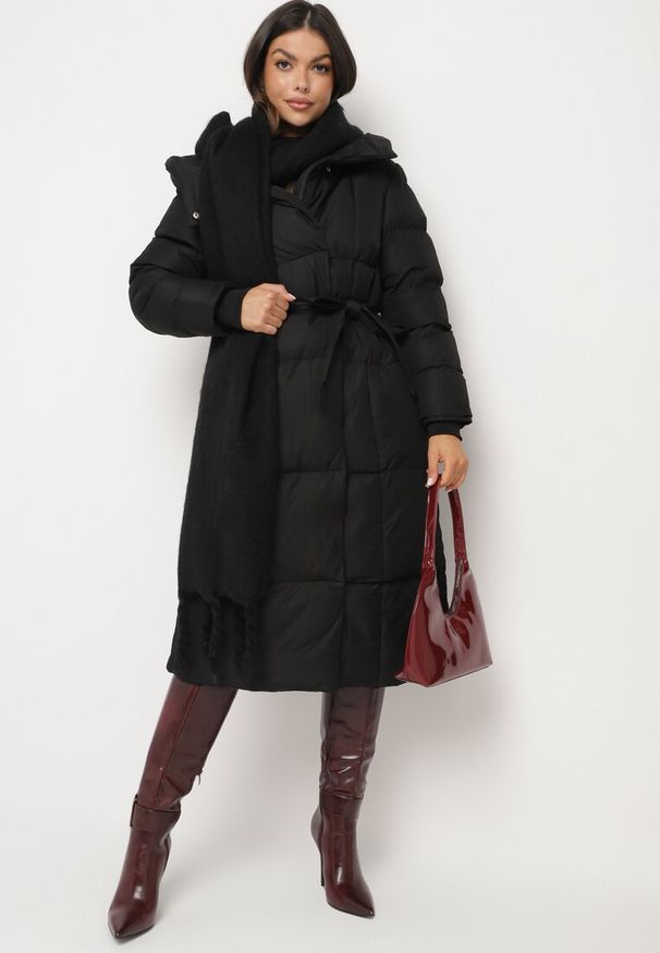 Born2be - Czarna Długa Kurtka Pikowana z Kapturem i Wysokim Kołnierzem Wiązana w Talii Zevrira. Okazja: na co dzień. Typ kołnierza: kaptur. Kolor: czarny. Materiał: dzianina, materiał, jeans. Długość: długie. Styl: casual, klasyczny, sportowy