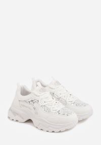 Born2be - Białe Sneakersy na Grubej Podeszwie z Koronkowymi Wstawkami i Cyrkoniami Sephialle. Okazja: na spacer, na co dzień. Kolor: biały. Materiał: koronka. Wzór: haft. Sport: turystyka piesza #6