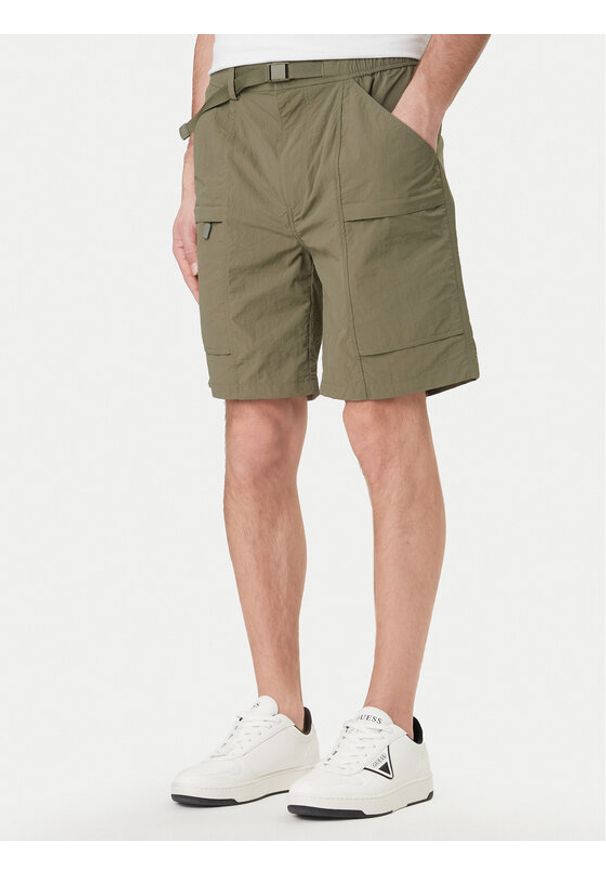 Guess Jeans Szorty materiałowe M6GDC8 WN362 Zielony Regular Fit. Kolor: zielony. Materiał: syntetyk