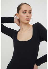 Hollister Co. sukienka kolor czarny midi dopasowana. Typ kołnierza: dekolt w karo. Kolor: czarny. Materiał: dzianina. Długość rękawa: długi rękaw. Typ sukienki: dopasowane. Długość: midi #3