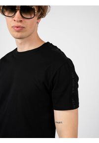 Les Hommes T-shirt | LF224100-0700-900 | Round Neck | Mężczyzna | Czarny. Okazja: na co dzień. Kolor: czarny. Materiał: bawełna. Wzór: aplikacja. Styl: casual #3